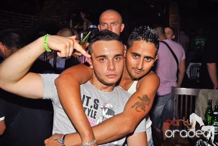 Weekend, party time în Escape, 