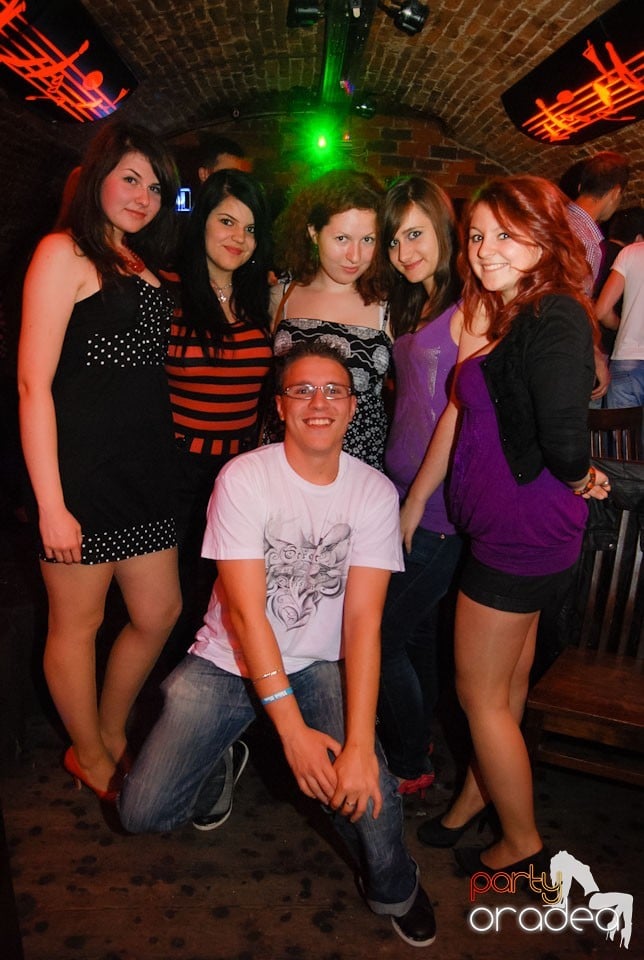 Weekend-ul începe în Club Escape, 