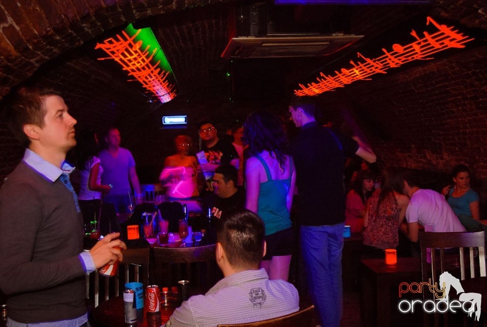 Weekend-ul începe în Club Escape, 