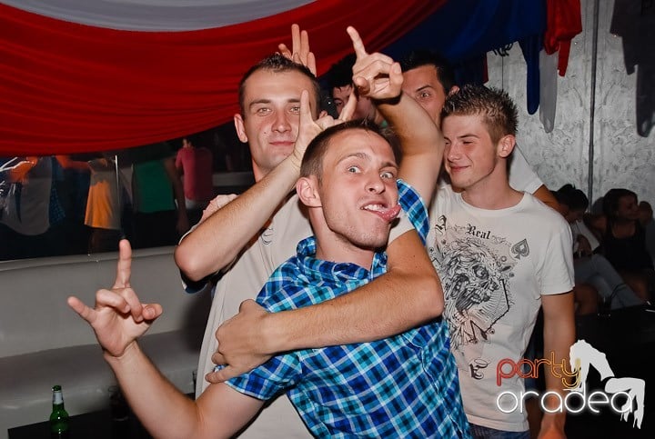 Yellow Party Tour continuă şi sâmbătă noaptea, 