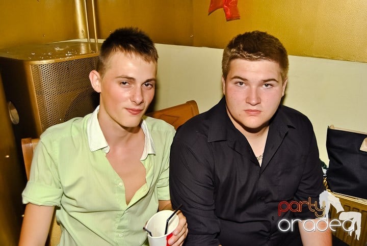 Yellow Christmas Party continuă, 