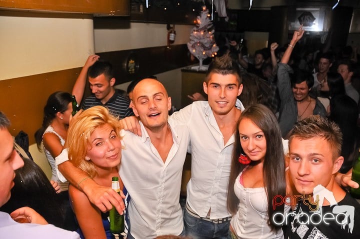 Yellow Christmas Party continuă, 