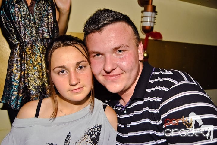 Yellow Christmas Party continuă,
