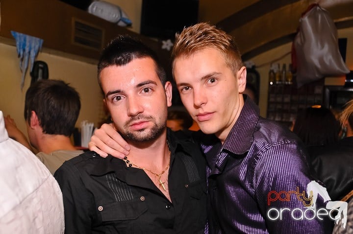 Yellow Christmas Party continuă,