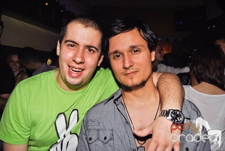 Yellow Christmas Party continuă,