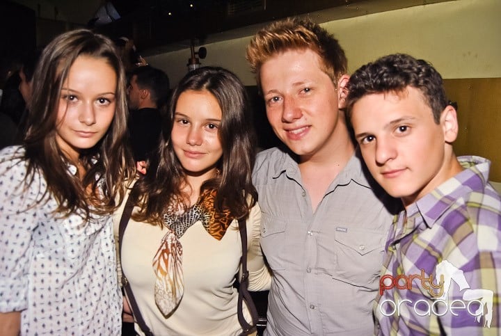 Yellow Christmas Party continuă, 