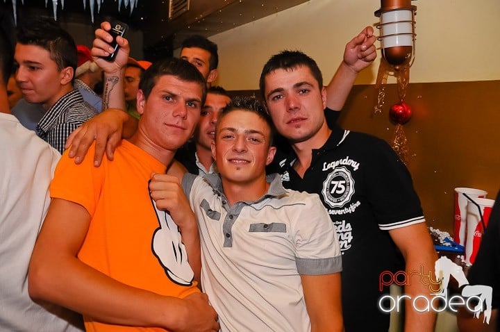 Yellow Christmas Party continuă,