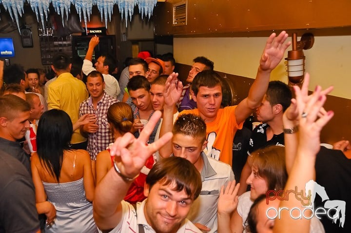 Yellow Christmas Party continuă, 