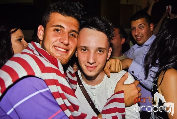 Yellow Christmas Party continuă,