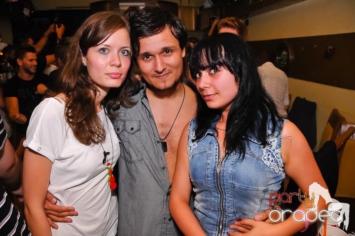 Yellow Christmas Party continuă,