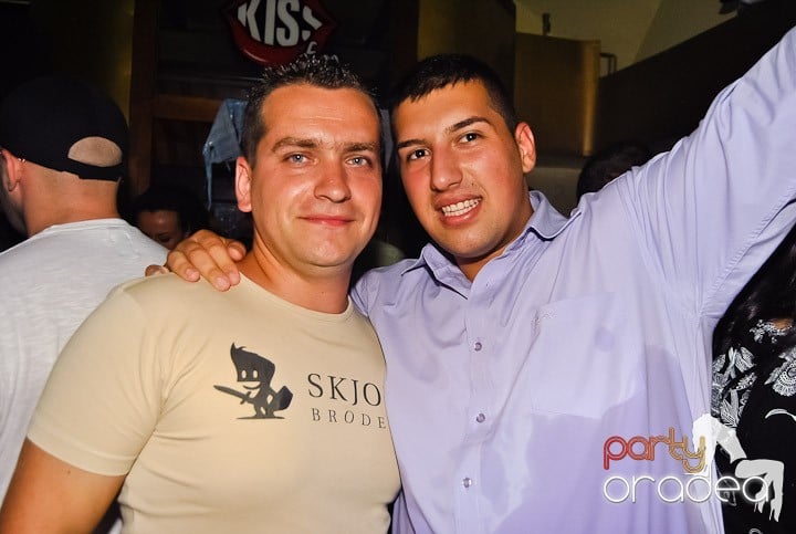 Yellow Christmas Party continuă,