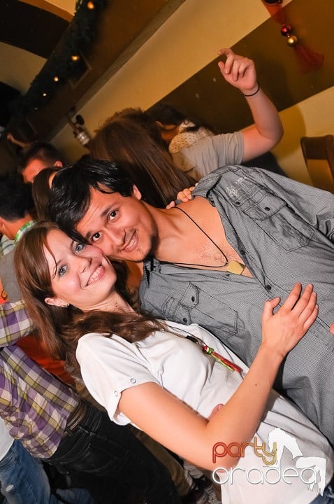 Yellow Christmas Party continuă,