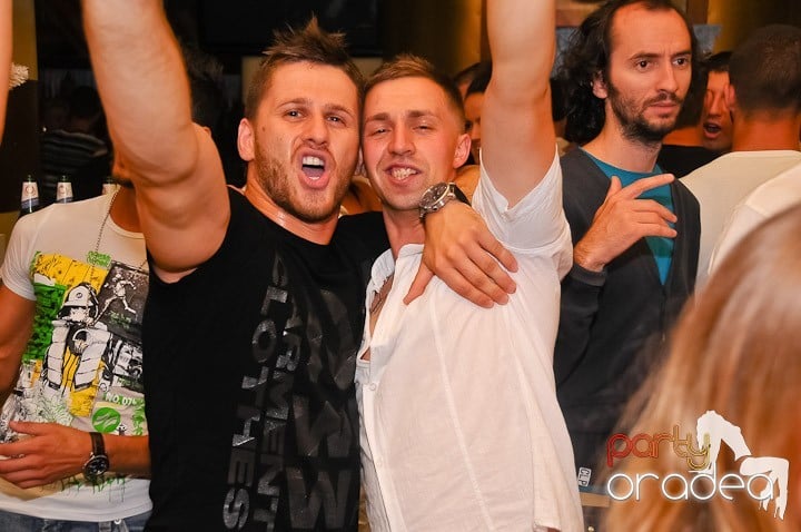Yellow Christmas Party continuă,