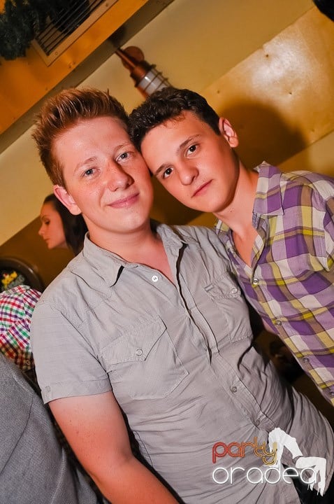 Yellow Christmas Party continuă, 