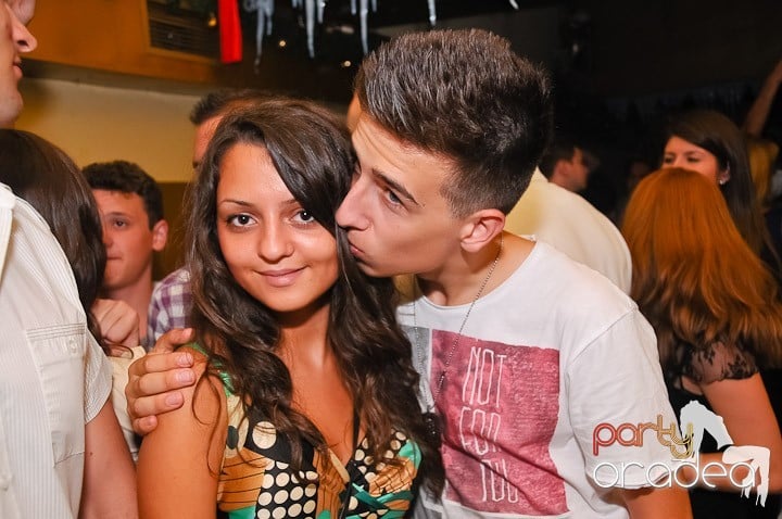 Yellow Christmas Party continuă, 