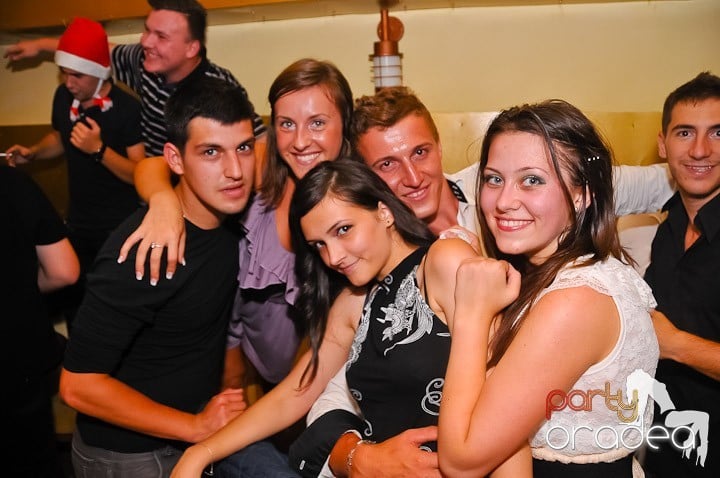 Yellow Christmas Party continuă, 