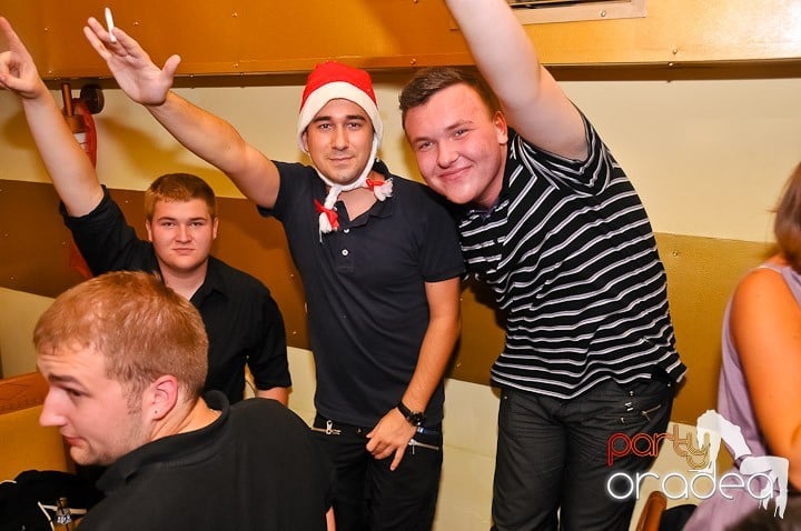 Yellow Christmas Party continuă, 