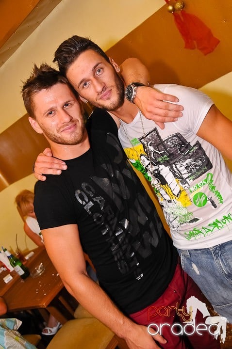 Yellow Christmas Party continuă,