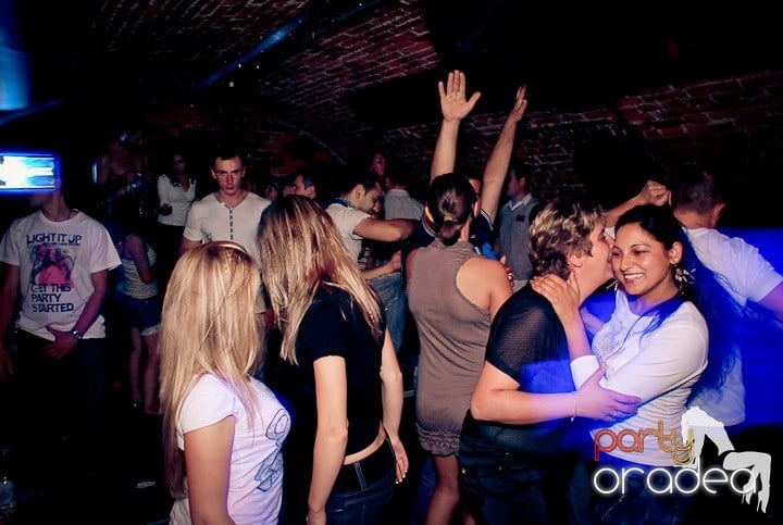 Zi de naştere şi petrecere de burlăciţe, 