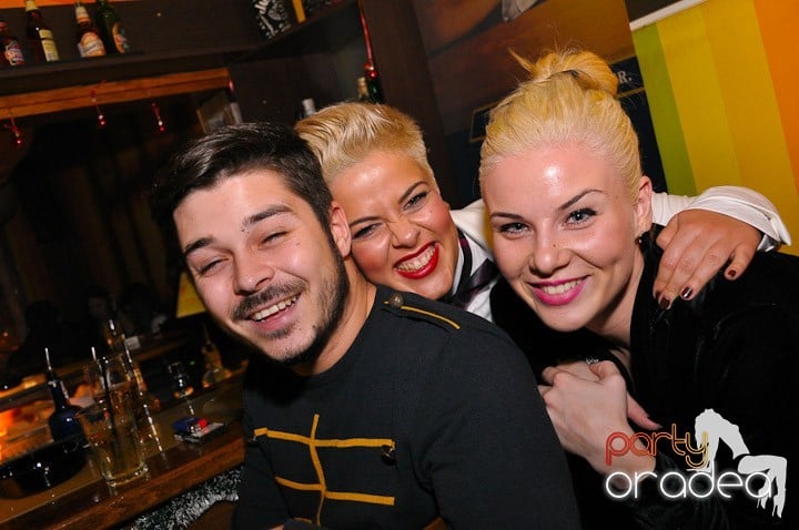Chriss Ronson la butoane în Juice, Juice
