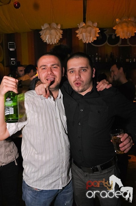 Chriss Ronson la butoane în Juice, Juice