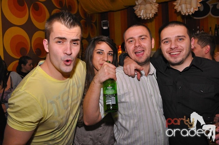 Chriss Ronson la butoane în Juice, Juice