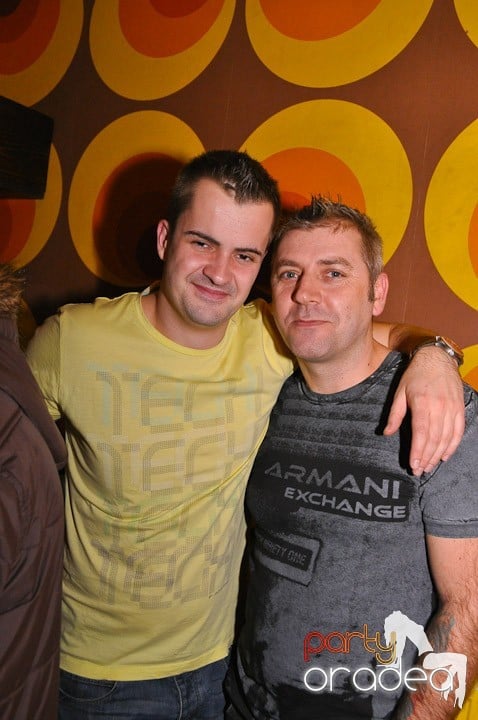Chriss Ronson la butoane în Juice, Juice
