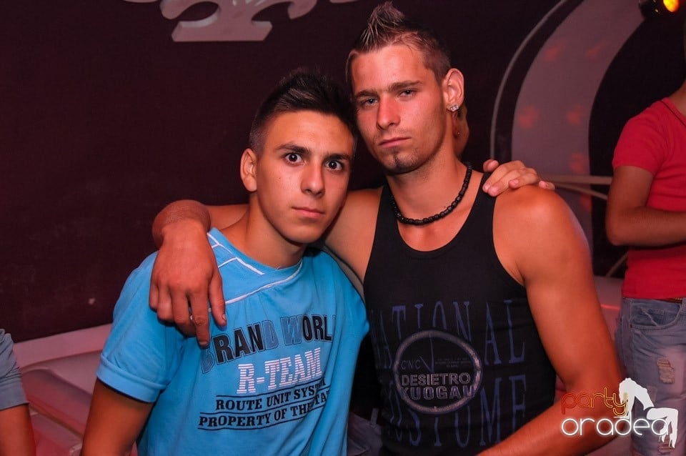 Friday Night Fever în Club Atti's, 
