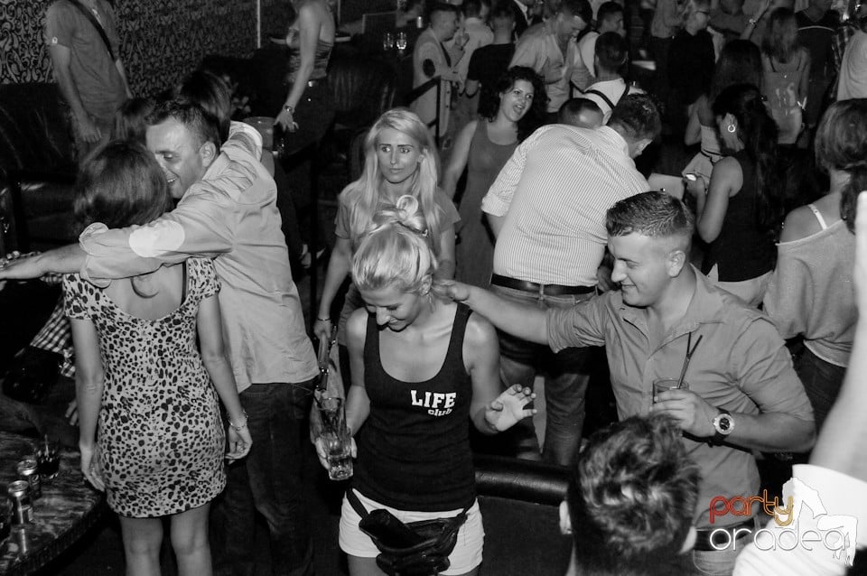Petrecere în Club Life, 