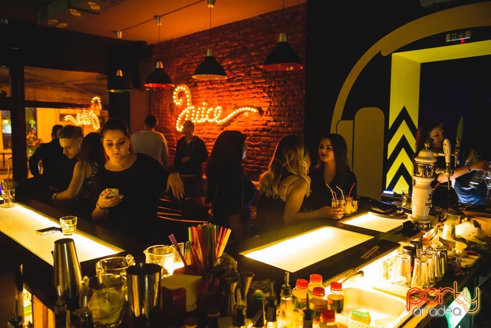 Saturday Night with Dj White, Juice