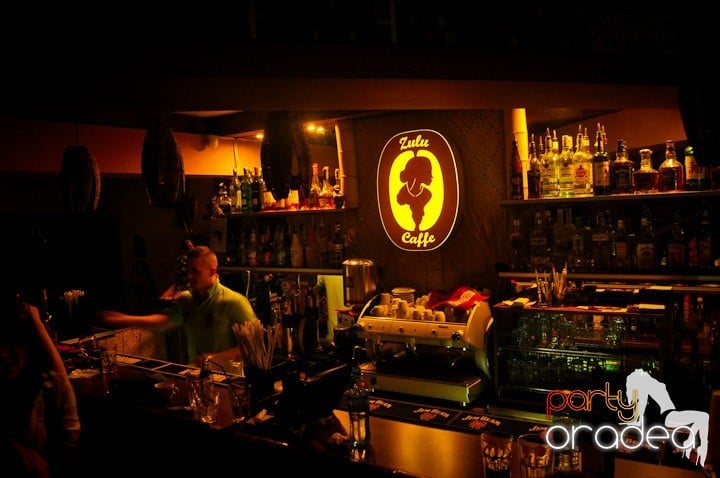 Seară cu karaoke în Zulu, Zulu Caffe