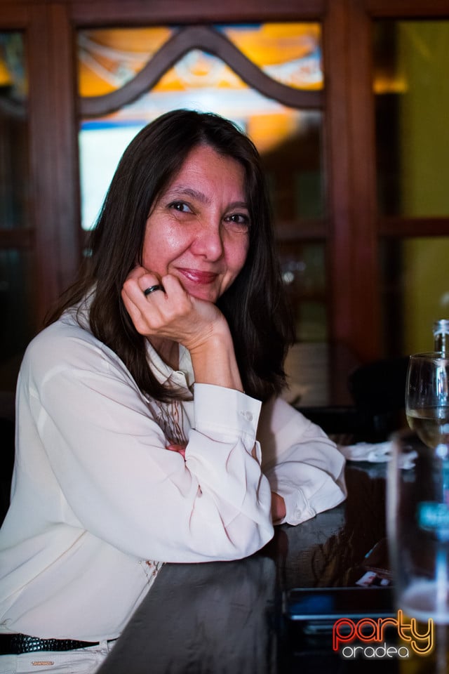 Vineri seara la Columbus, Columbus Cafe