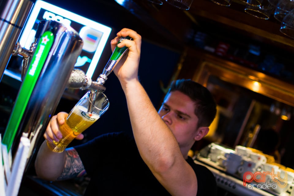 Vineri seara la Columbus, Columbus Cafe