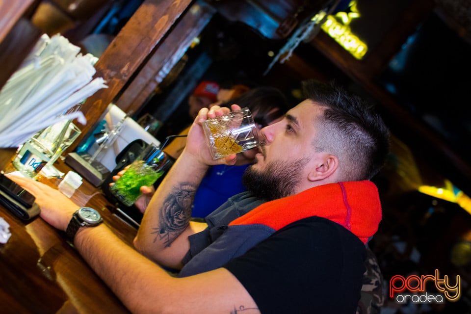 Vineri seara la Columbus, Columbus Cafe