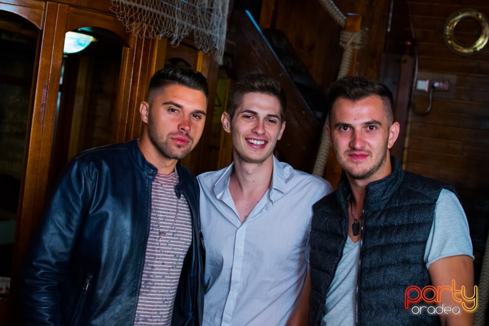 Vineri seara la Columbus, Columbus Cafe